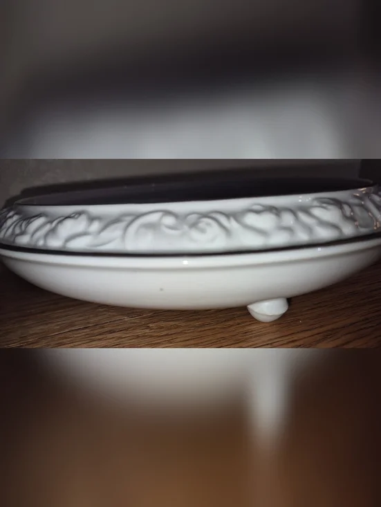 Gerold Porzellan Center Bowl: Bavaria Cream & Gold, Raised Roses, Tri-Footed - Picture 5 of 6